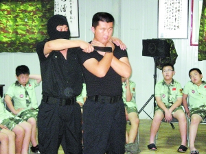 “北京晚报”报道我公司夏令营 “防恐”课首次走进夏令营