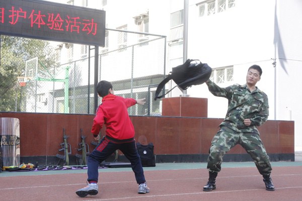 国美家园小学学生防恐自护体验活动