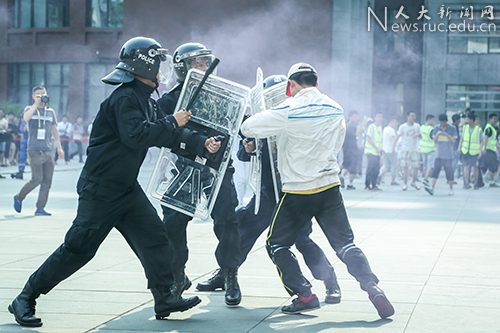 中国人民大学举办首次消防疏散反恐防暴综合应急演练 高校首支应急队伍亮相