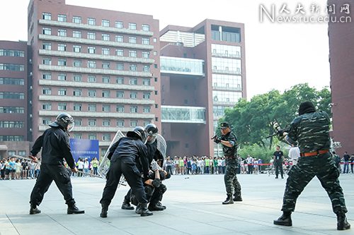 中国人民大学举办首次消防疏散反恐防暴综合应急演练 高校首支应急队伍亮相