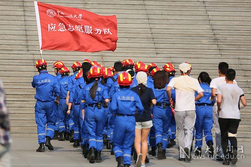 中国人民大学举办首次消防疏散反恐防暴综合应急演练 高校首支应急队伍亮相