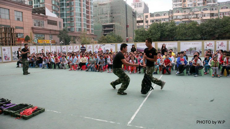 芳草地国际民族校区防恐活动
