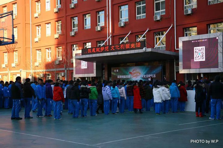 巨峰教育网北京12月31日电 (记者 鲍聪颖)今天是2014年的最后一天,上午,北京玉渊潭中学举办了首届“科技成就梦想 文化引领生活”的科技嘉年华活动。玉渊潭中学的孩子们以一种特别的形式告别2014,开启2015的新年展望。 记者在现场看到,在玉渊潭中学的教室里进行着各种科技展示:3D打印、诸葛连弩、机器人操作、航天模型搭建、沙画制作、脑思维对抗、真人cs等各种科技项目精彩纷呈。操场上也是人头攒动,在各个摊点上摆放着书籍、画册、茶杯、手套、电子产品及各种有意思小玩意,学生们正在这里进行的新年大“吉”,整个校园热烈欢乐,充满了节日的气氛。 本次嘉年华活动融合了科技、体育、猜谜、爱心义卖等活动于一体,内容丰富、形式新颖。神奇有趣的科技体验、惊险刺激的互动活动、考验体力的趣味游戏、温暖人心的爱心义卖,让每位参与其中的孩子们都得到了个性发挥、创造力的释放。 据玉渊潭中学相关领导介绍,此次的科技嘉年华是为了进一步推进和落实《海淀区中小学科技教育三年行动计划(2015-2017)》的相关精神和要求,通过科技嘉年华活动,激发学生创新意识与动手能力,营造创新氛围,丰富学生校园文化生活,加大普及科学知识力度,提升学生科学素养。 据悉,玉渊潭中学科技嘉年华是在北京海淀教育协会大力支持下,由海淀校外教育协会引入北京市气象台、北大博雅教育、云上动力、育文通达等十多家国家科技单位和社会科技机构进入校园,既展示了玉渊潭中学坚持科学教育改革之路的坚定决心,也开启了学校和北京海淀校外教育协会通过搭建平台、输送社会优质教育资源补益校内需求的合作新模式。