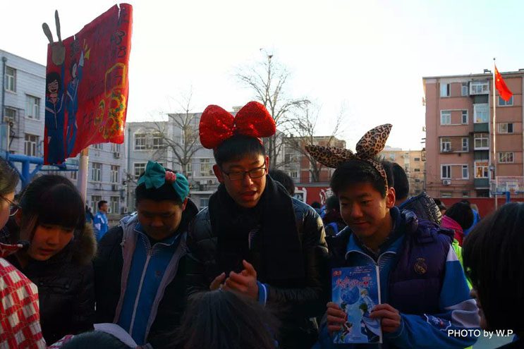 巨峰教育网北京12月31日电 (记者 鲍聪颖)今天是2014年的最后一天,上午,北京玉渊潭中学举办了首届“科技成就梦想 文化引领生活”的科技嘉年华活动。玉渊潭中学的孩子们以一种特别的形式告别2014,开启2015的新年展望。 记者在现场看到,在玉渊潭中学的教室里进行着各种科技展示:3D打印、诸葛连弩、机器人操作、航天模型搭建、沙画制作、脑思维对抗、真人cs等各种科技项目精彩纷呈。操场上也是人头攒动,在各个摊点上摆放着书籍、画册、茶杯、手套、电子产品及各种有意思小玩意,学生们正在这里进行的新年大“吉”,整个校园热烈欢乐,充满了节日的气氛。 本次嘉年华活动融合了科技、体育、猜谜、爱心义卖等活动于一体,内容丰富、形式新颖。神奇有趣的科技体验、惊险刺激的互动活动、考验体力的趣味游戏、温暖人心的爱心义卖,让每位参与其中的孩子们都得到了个性发挥、创造力的释放。 据玉渊潭中学相关领导介绍,此次的科技嘉年华是为了进一步推进和落实《海淀区中小学科技教育三年行动计划(2015-2017)》的相关精神和要求,通过科技嘉年华活动,激发学生创新意识与动手能力,营造创新氛围,丰富学生校园文化生活,加大普及科学知识力度,提升学生科学素养。 据悉,玉渊潭中学科技嘉年华是在北京海淀教育协会大力支持下,由海淀校外教育协会引入北京市气象台、北大博雅教育、云上动力、育文通达等十多家国家科技单位和社会科技机构进入校园,既展示了玉渊潭中学坚持科学教育改革之路的坚定决心,也开启了学校和北京海淀校外教育协会通过搭建平台、输送社会优质教育资源补益校内需求的合作新模式。