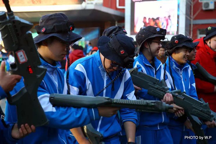 巨峰教育网北京12月31日电 (记者 鲍聪颖)今天是2014年的最后一天,上午,北京玉渊潭中学举办了首届“科技成就梦想 文化引领生活”的科技嘉年华活动。玉渊潭中学的孩子们以一种特别的形式告别2014,开启2015的新年展望。 记者在现场看到,在玉渊潭中学的教室里进行着各种科技展示:3D打印、诸葛连弩、机器人操作、航天模型搭建、沙画制作、脑思维对抗、真人cs等各种科技项目精彩纷呈。操场上也是人头攒动,在各个摊点上摆放着书籍、画册、茶杯、手套、电子产品及各种有意思小玩意,学生们正在这里进行的新年大“吉”,整个校园热烈欢乐,充满了节日的气氛。 本次嘉年华活动融合了科技、体育、猜谜、爱心义卖等活动于一体,内容丰富、形式新颖。神奇有趣的科技体验、惊险刺激的互动活动、考验体力的趣味游戏、温暖人心的爱心义卖,让每位参与其中的孩子们都得到了个性发挥、创造力的释放。 据玉渊潭中学相关领导介绍,此次的科技嘉年华是为了进一步推进和落实《海淀区中小学科技教育三年行动计划(2015-2017)》的相关精神和要求,通过科技嘉年华活动,激发学生创新意识与动手能力,营造创新氛围,丰富学生校园文化生活,加大普及科学知识力度,提升学生科学素养。 据悉,玉渊潭中学科技嘉年华是在北京海淀教育协会大力支持下,由海淀校外教育协会引入北京市气象台、北大博雅教育、云上动力、育文通达等十多家国家科技单位和社会科技机构进入校园,既展示了玉渊潭中学坚持科学教育改革之路的坚定决心,也开启了学校和北京海淀校外教育协会通过搭建平台、输送社会优质教育资源补益校内需求的合作新模式。