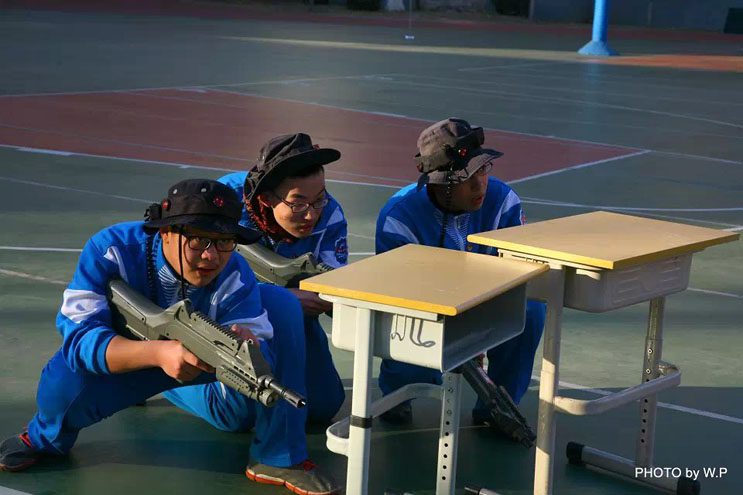 巨峰教育网北京12月31日电 (记者 鲍聪颖)今天是2014年的最后一天,上午,北京玉渊潭中学举办了首届“科技成就梦想 文化引领生活”的科技嘉年华活动。玉渊潭中学的孩子们以一种特别的形式告别2014,开启2015的新年展望。 记者在现场看到,在玉渊潭中学的教室里进行着各种科技展示:3D打印、诸葛连弩、机器人操作、航天模型搭建、沙画制作、脑思维对抗、真人cs等各种科技项目精彩纷呈。操场上也是人头攒动,在各个摊点上摆放着书籍、画册、茶杯、手套、电子产品及各种有意思小玩意,学生们正在这里进行的新年大“吉”,整个校园热烈欢乐,充满了节日的气氛。 本次嘉年华活动融合了科技、体育、猜谜、爱心义卖等活动于一体,内容丰富、形式新颖。神奇有趣的科技体验、惊险刺激的互动活动、考验体力的趣味游戏、温暖人心的爱心义卖,让每位参与其中的孩子们都得到了个性发挥、创造力的释放。 据玉渊潭中学相关领导介绍,此次的科技嘉年华是为了进一步推进和落实《海淀区中小学科技教育三年行动计划(2015-2017)》的相关精神和要求,通过科技嘉年华活动,激发学生创新意识与动手能力,营造创新氛围,丰富学生校园文化生活,加大普及科学知识力度,提升学生科学素养。 据悉,玉渊潭中学科技嘉年华是在北京海淀教育协会大力支持下,由海淀校外教育协会引入北京市气象台、北大博雅教育、云上动力、育文通达等十多家国家科技单位和社会科技机构进入校园,既展示了玉渊潭中学坚持科学教育改革之路的坚定决心,也开启了学校和北京海淀校外教育协会通过搭建平台、输送社会优质教育资源补益校内需求的合作新模式。