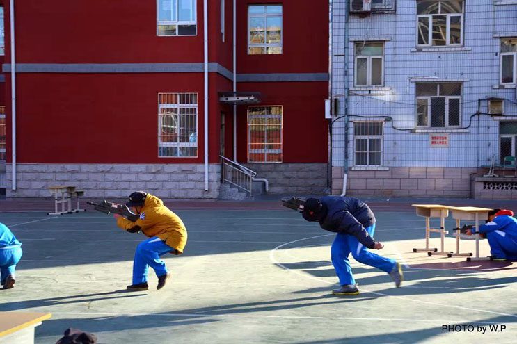 巨峰教育网北京12月31日电 (记者 鲍聪颖)今天是2014年的最后一天,上午,北京玉渊潭中学举办了首届“科技成就梦想 文化引领生活”的科技嘉年华活动。玉渊潭中学的孩子们以一种特别的形式告别2014,开启2015的新年展望。 记者在现场看到,在玉渊潭中学的教室里进行着各种科技展示:3D打印、诸葛连弩、机器人操作、航天模型搭建、沙画制作、脑思维对抗、真人cs等各种科技项目精彩纷呈。操场上也是人头攒动,在各个摊点上摆放着书籍、画册、茶杯、手套、电子产品及各种有意思小玩意,学生们正在这里进行的新年大“吉”,整个校园热烈欢乐,充满了节日的气氛。 本次嘉年华活动融合了科技、体育、猜谜、爱心义卖等活动于一体,内容丰富、形式新颖。神奇有趣的科技体验、惊险刺激的互动活动、考验体力的趣味游戏、温暖人心的爱心义卖,让每位参与其中的孩子们都得到了个性发挥、创造力的释放。 据玉渊潭中学相关领导介绍,此次的科技嘉年华是为了进一步推进和落实《海淀区中小学科技教育三年行动计划(2015-2017)》的相关精神和要求,通过科技嘉年华活动,激发学生创新意识与动手能力,营造创新氛围,丰富学生校园文化生活,加大普及科学知识力度,提升学生科学素养。 据悉,玉渊潭中学科技嘉年华是在北京海淀教育协会大力支持下,由海淀校外教育协会引入北京市气象台、北大博雅教育、云上动力、育文通达等十多家国家科技单位和社会科技机构进入校园,既展示了玉渊潭中学坚持科学教育改革之路的坚定决心,也开启了学校和北京海淀校外教育协会通过搭建平台、输送社会优质教育资源补益校内需求的合作新模式。