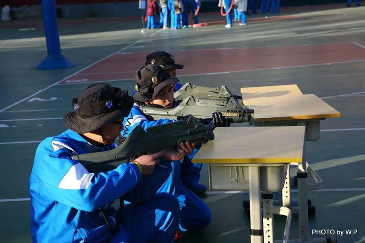 巨峰教育网北京12月31日电 (记者 鲍聪颖)今天是2014年的最后一天,上午,北京玉渊潭中学举办了首届“科技成就梦想 文化引领生活”的科技嘉年华活动。玉渊潭中学的孩子们以一种特别的形式告别2014,开启2015的新年展望。 记者在现场看到,在玉渊潭中学的教室里进行着各种科技展示:3D打印、诸葛连弩、机器人操作、航天模型搭建、沙画制作、脑思维对抗、真人cs等各种科技项目精彩纷呈。操场上也是人头攒动,在各个摊点上摆放着书籍、画册、茶杯、手套、电子产品及各种有意思小玩意,学生们正在这里进行的新年大“吉”,整个校园热烈欢乐,充满了节日的气氛。 本次嘉年华活动融合了科技、体育、猜谜、爱心义卖等活动于一体,内容丰富、形式新颖。神奇有趣的科技体验、惊险刺激的互动活动、考验体力的趣味游戏、温暖人心的爱心义卖,让每位参与其中的孩子们都得到了个性发挥、创造力的释放。 据玉渊潭中学相关领导介绍,此次的科技嘉年华是为了进一步推进和落实《海淀区中小学科技教育三年行动计划(2015-2017)》的相关精神和要求,通过科技嘉年华活动,激发学生创新意识与动手能力,营造创新氛围,丰富学生校园文化生活,加大普及科学知识力度,提升学生科学素养。 据悉,玉渊潭中学科技嘉年华是在北京海淀教育协会大力支持下,由海淀校外教育协会引入北京市气象台、北大博雅教育、云上动力、育文通达等十多家国家科技单位和社会科技机构进入校园,既展示了玉渊潭中学坚持科学教育改革之路的坚定决心,也开启了学校和北京海淀校外教育协会通过搭建平台、输送社会优质教育资源补益校内需求的合作新模式。