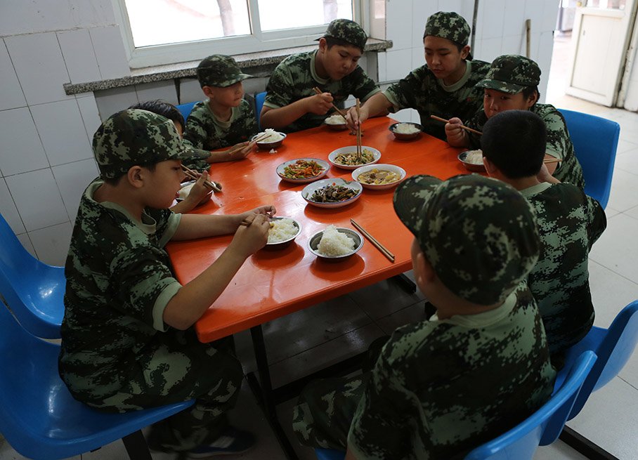 “我是特种兵”军魂巨峰成长夏令营开营