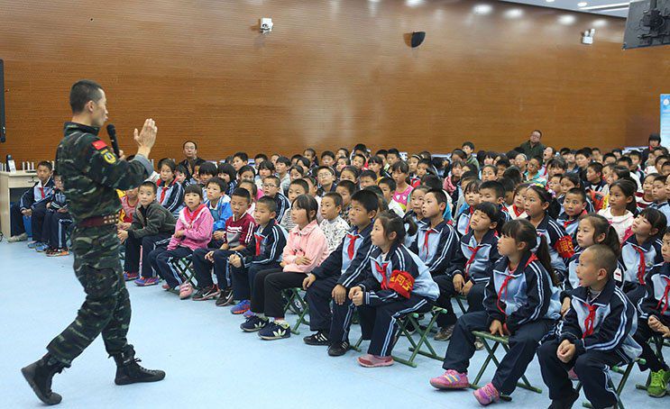 大牛坊小学开展防恐防暴安全自护体验活动