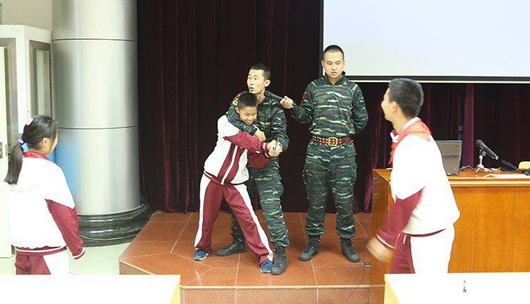 清华育才实验学校防恐培训