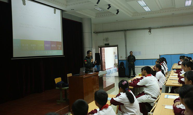 清华育才实验学校防恐培训