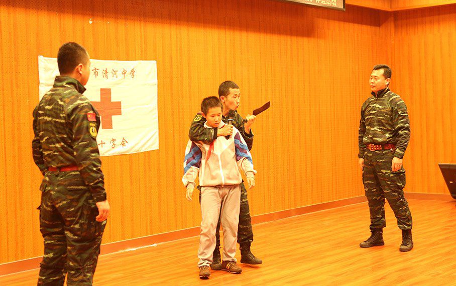 清河中学2015年防暴力防恐安全自护体验活动