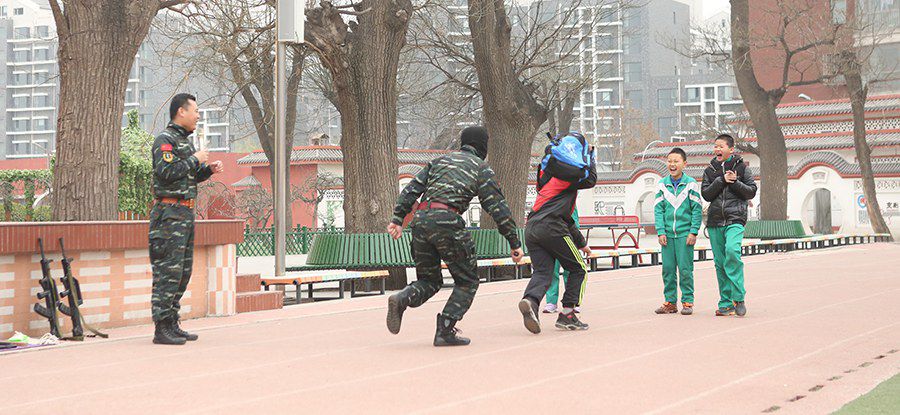 防暴安全在我心 巨峰特训走进北大附小肖家村分校