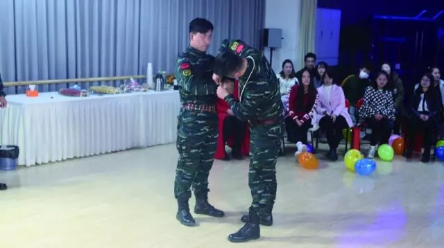 “巨峰教育”与“慧童教育”圣诞节联谊会