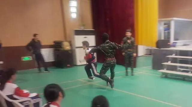 北京青年政治学院附属中学防恐防暴体验活动