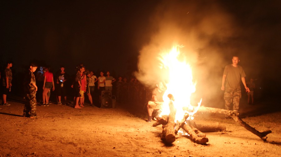 篝火露营+夜空中最亮的星