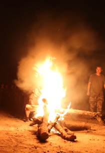 快乐野营篝火+夜空中最亮的星