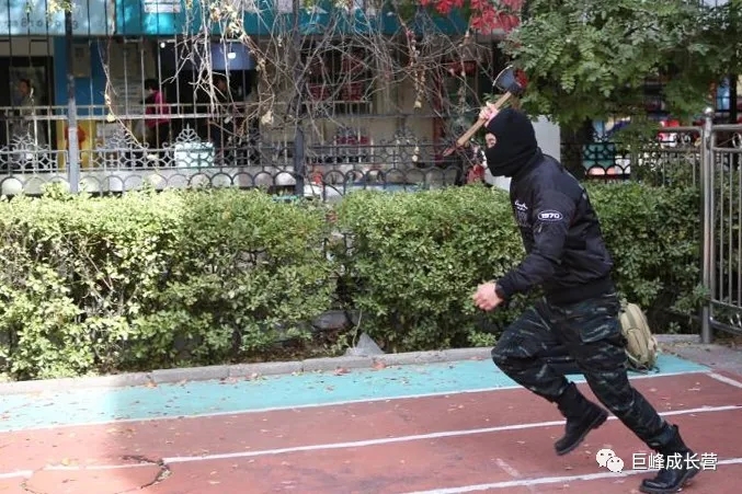 来广营派出所联合北京巨峰教育走进幼儿园开展防暴防恐演习活动 来广营派出所联合北京巨峰教育走进幼儿园开展防暴防恐演习活动