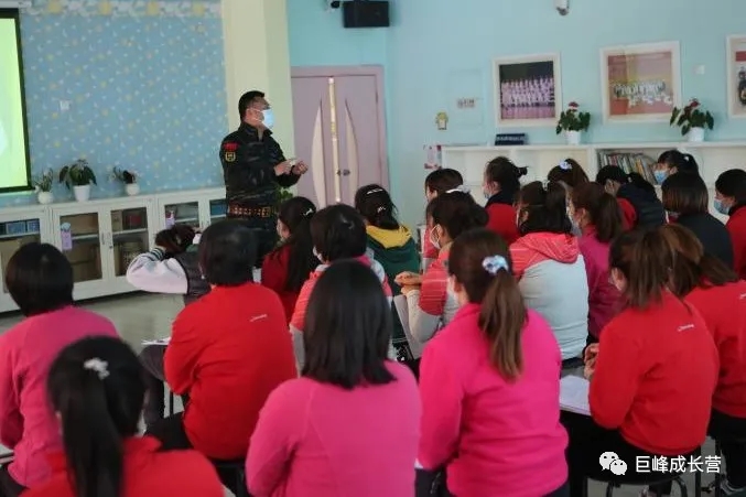 来广营派出所联合北京巨峰教育走进幼儿园开展防暴防恐演习活动 来广营派出所联合北京巨峰教育走进幼儿园开展防暴防恐演习活动