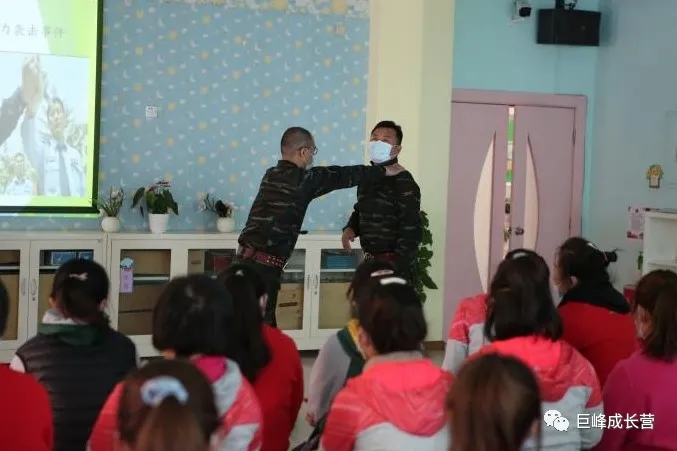 来广营派出所联合北京巨峰教育走进幼儿园开展防暴防恐演习活动 来广营派出所联合北京巨峰教育走进幼儿园开展防暴防恐演习活动