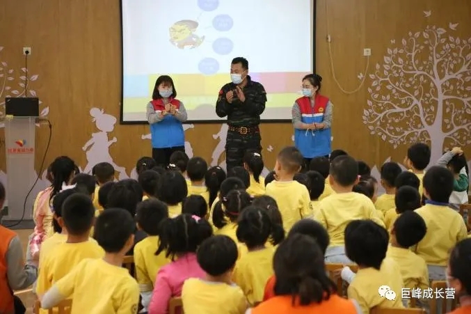 来广营派出所联合北京巨峰教育走进幼儿园开展防暴防恐演习活动 来广营派出所联合北京巨峰教育走进幼儿园开展防暴防恐演习活动