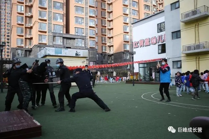 来广营派出所联合北京巨峰教育走进幼儿园开展防暴防恐演习活动 来广营派出所联合北京巨峰教育走进幼儿园开展防暴防恐演习活动