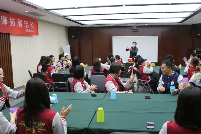 巨峰教育为北京外国语大学管理层工作人员开展拓展活动