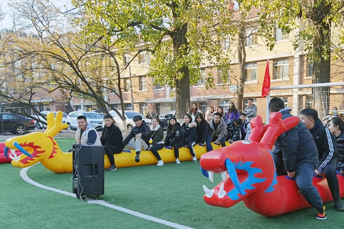 巨峰教育走进北京公交党校为青年干部培训班开展趣味运动会 巨峰教育走进北京公交党校为青年干部培训班开展趣味运动会